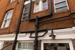 Шедевр лондонских строителей и дизайнеров — такая прокладка канализационных труб снаружи здания является вполне обычной