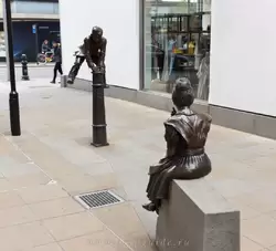 Два ученика — скульптура Алистера Боутела (Allister Bowtell) на улице Кингз роад в Челси