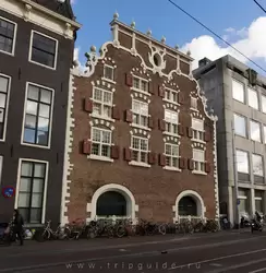Библиотека Университета Амстердама, до 19 века — Королевские конюшни. Говорят, что посетители библиотеки много лет жаловались на стойкий запах навоза