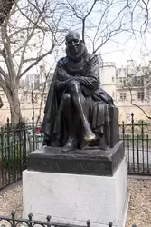 Памятник Мишелю Монтеню — писателю и философу эпохи Возрождения и автору книги «Опыты»