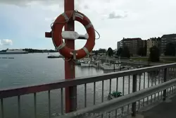Спасательный круг на мосту
