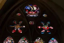 Витраж Святой Фрайдзвайды, в верхней части изображен корабль душ, который везет Святую Фрайдзвайду на небеса — Собор церкви Христовой в Оксфорде