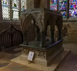 Гробница Святой Фрайдзвайды, покровительницы Оксфорда, построена в 1289 г., разрушена во времена реформации в 1538 г., восстановлена в 1889 и 2002 годах
