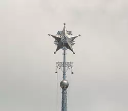 Звезда на шпиле Морского вокзала Сочи