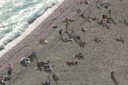 Отдыхающие на пляже Ниццы
