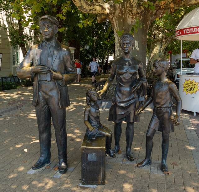 Памятник героям фильма «Бриллиантовая рука» в Сочи