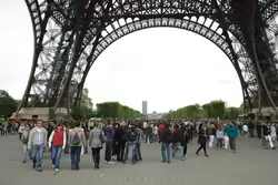 Туристы под Эйфелевой башней