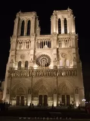 Фасад собора Парижской Богоматери ночью