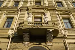 Балкон и кариатиды на фасаде дом торгового общества «Наследники Фроловы»