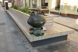 Кот на скамейке — скульптура на улице Большая Покровская