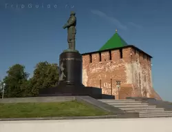 Памятник Чкалову и Георгиевская башня Нижегородского кремля