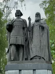 Памятник в честь основателя Нижнего Новгорода князя Юрия Всеволодовича и его духовного наставника Симона Суздальского