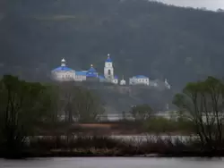 Вид на Макарьев монастырь с теплохода