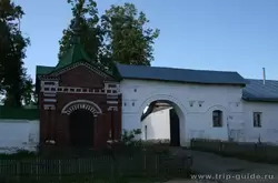 Врата Алексеевского монастыря