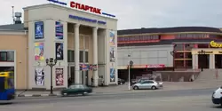 В центре города. Слева кинотеатр «Спартак», справа новый торговый центр