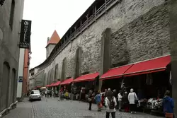 Сувенирные лавки у крепостной стены