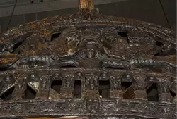 Верх транца украшает лицо молодого Густава II Адольфа, грифоны держат над ним корону