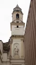 Колокольню церкви Сан-Себастьяно украшает статуя святого Игнатия Лойолы в нише — основателя ордена иезуитов 