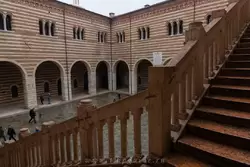 Вид на внутренний двор Дворца Коммуны в Вероне