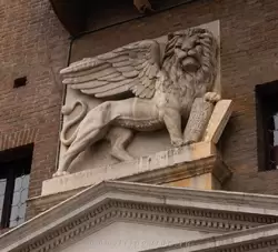Крылатый лев — символ Венеции над порталом Дворца Подесты в Вероне