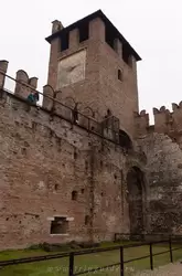 Кастельвеккьо — вид на Часовую башню изнутри замка