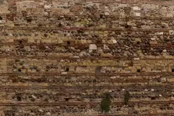 Кладка крепостной стены включает в себя фрагменты городских стен времен Древнего Рима