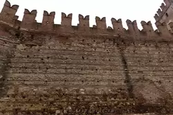 Кладка крепостной стены включает в себя фрагменты городских стен времен Древнего Рима — видно, что кладка верхней части стены сильно отличается