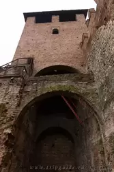 Внутренности одной из башен, опять же видно, что кладка башни сильно отличается от кладки нижней части стены