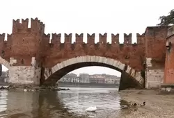 Мост Скалигеров — самый маленький пролёт моста у левого берега реки