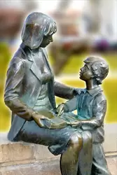 Скульптурная композиция «Мать и дитя» на улице Кирова