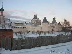 Вид на кремль со стороны Митрополичьего сада