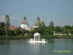 Лебединое озеро и башни кремля
