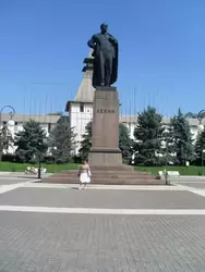 Памятник Ленину в Астрахани