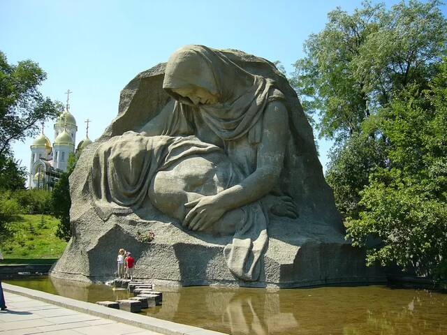 Достопримечательности Волгограда: монумент «Скорбящая мать»