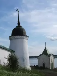 Угловая башня Горицкого монастыря и часовня