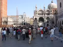 Туристов как голубей