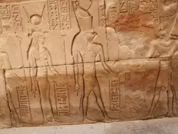 Древние египетские письмена в храме бога Гора