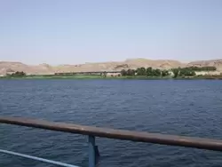 Вдоль берега Нила проложена железная дорога Каир — Асуан