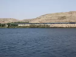 Вдоль берега Нила проложена железная дорога Каир — Асуан