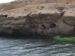 По берегу Нила много таких пещер
