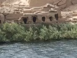 Вдоль берега Нила много таких пещер