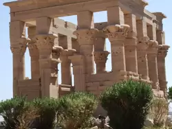 Маленькая часть красивого храма богини Исиды