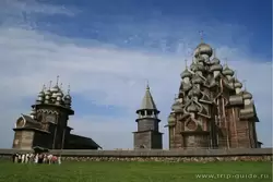 Архитектурный ансамбль в Кижах на фото: Преображенская, Покровская церковь и колокольня