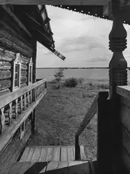 Кижи, Крыльцо дома Елизарова. Вид на озеро
