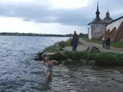 Туристка купается в Сиверском озере под стенами монастыря