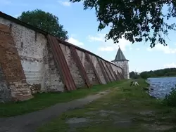 Вид на стены монастыря со стороны Сиверского (Святого) озера
