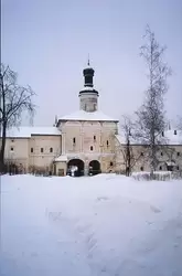 Кирилло-Белозерский монастырь, «Святые» ворота с церковью Иоанна Лествичника