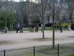 Игра петанк очень популярна во Франции