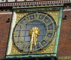 Часы Ольсена на Ратуше Копенгагена