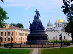 Памятник «Тысячелетию России» и Софийский собор в Великом Новгороде